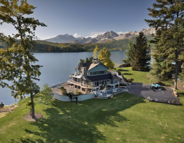 1. The Lake House - Menikmati Keindahan Danau dan Gunung di Satu Tempat