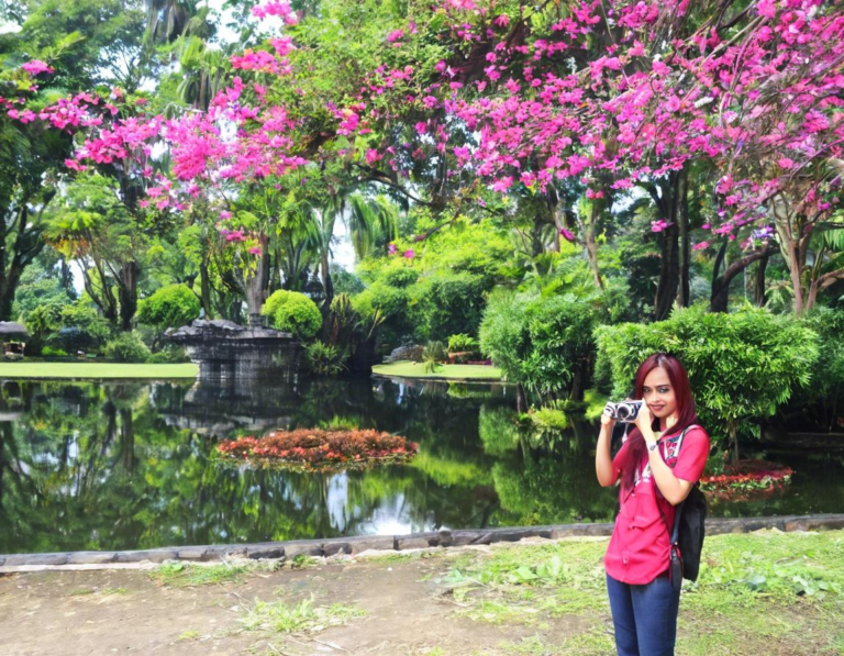 4. <strong>Berfoto di Taman Bunga Nusantara</strong>