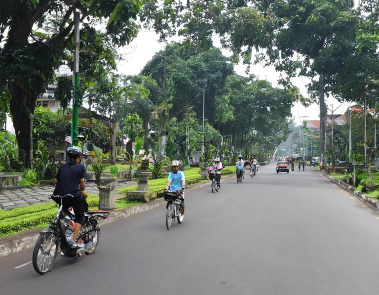 Menjelajahi Kota Bogor dengan Sepeda